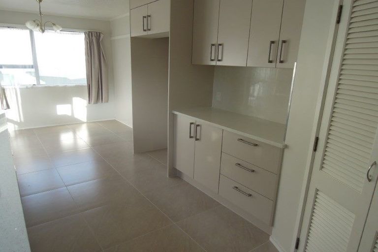 Photo of property in 4 St Catherine Crescent, West Harbour, Auckland, 0618
