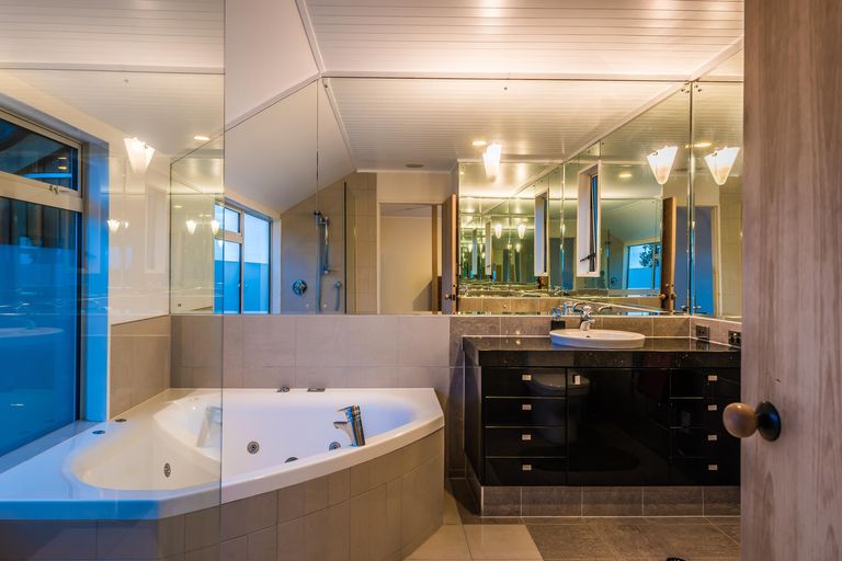 Photo of property in 412 Scenic Drive, Waiatarua, Auckland, 0612