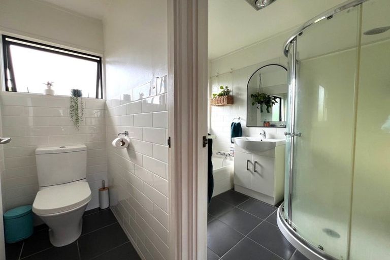 Photo of property in 8 Luxor Place, Massey, Auckland, 0614