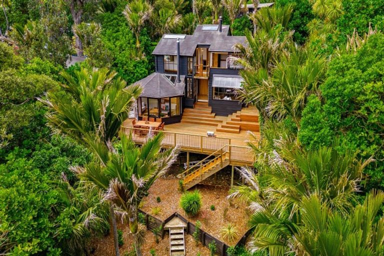 Photo of property in 55 Rayner Road, Piha, New Lynn, 0772