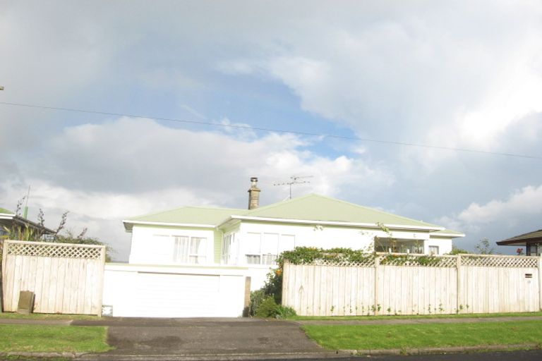 Photo of property in 2/33 Mellons Bay Road, Mellons Bay, Auckland, 2014