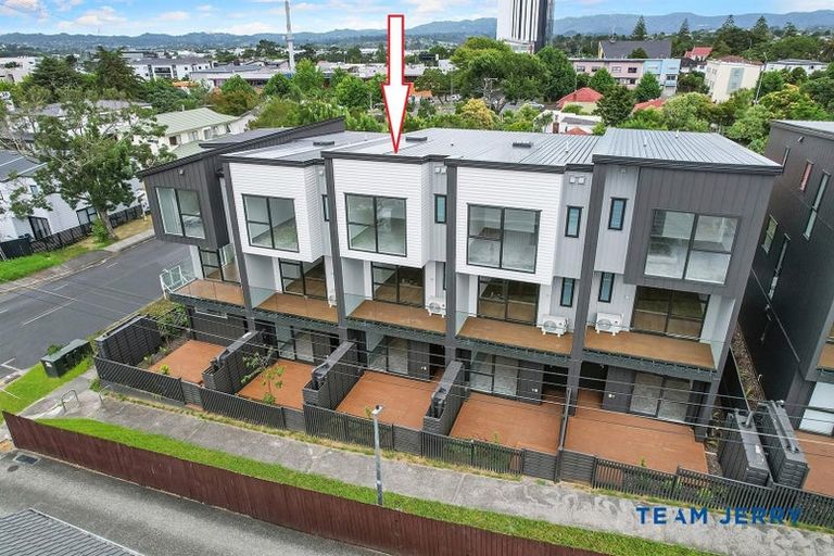 Photo of property in 3/26 Buscomb Avenue, Henderson, Auckland, 0610