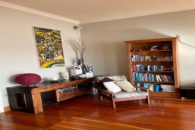Photo of property in 17 Palliser Road, Roseneath, Wellington, 6011