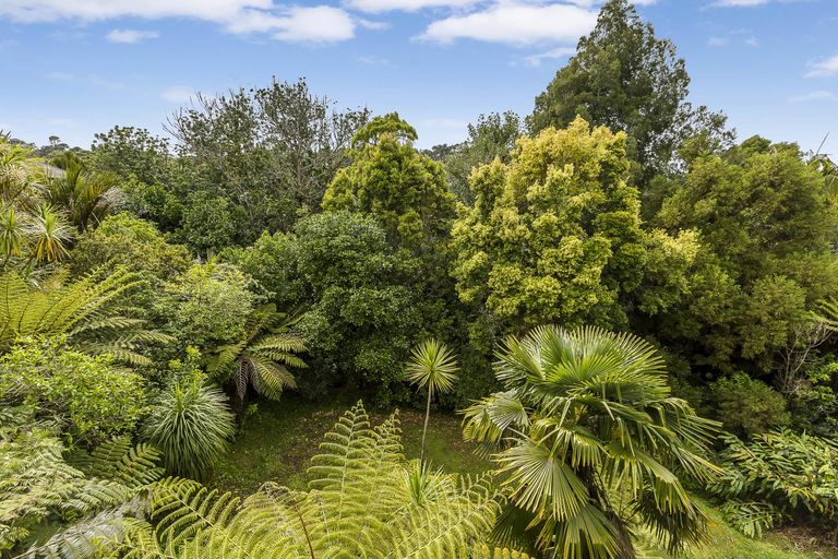 Photo of property in 22 Harrybrook Road, Green Bay, Auckland, 0604