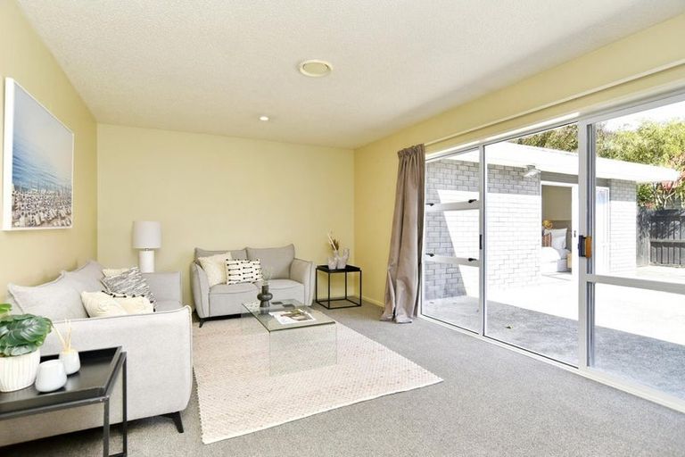 Photo of property in 142 Royal Park Drive, Parklands, Christchurch, 8083