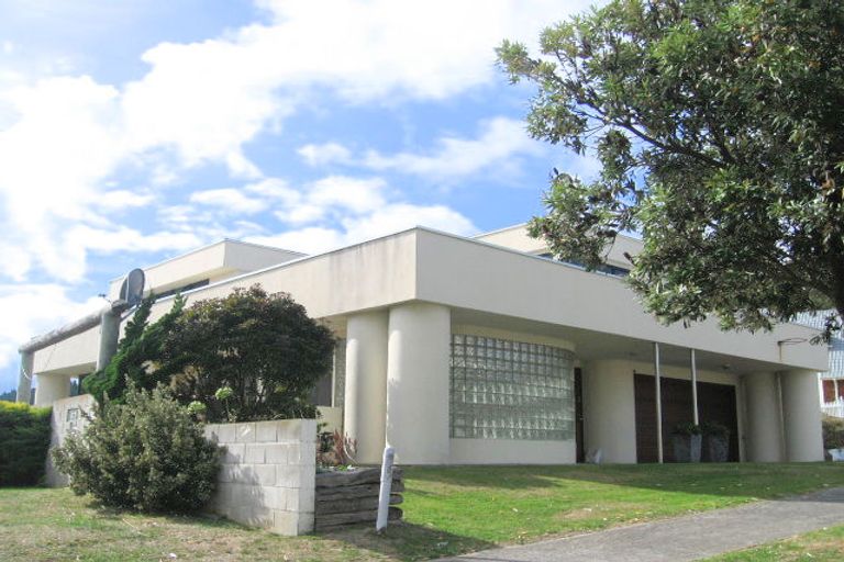 Photo of property in 20 Countess Close, Maupuia, Wellington, 6022