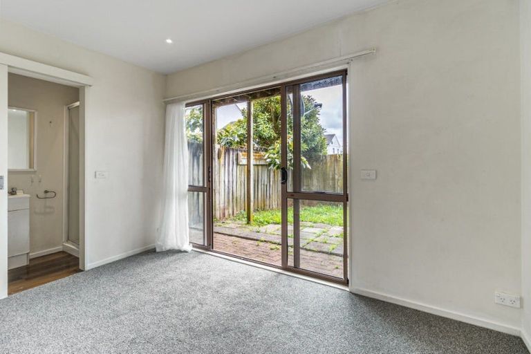 Photo of property in Lakeview Terrace, 17/14 Ambrico Place, New Lynn, Auckland, 0600