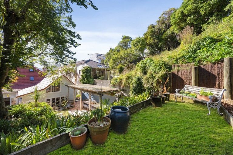 Photo of property in 210 Oriental Parade, Oriental Bay, Wellington, 6011