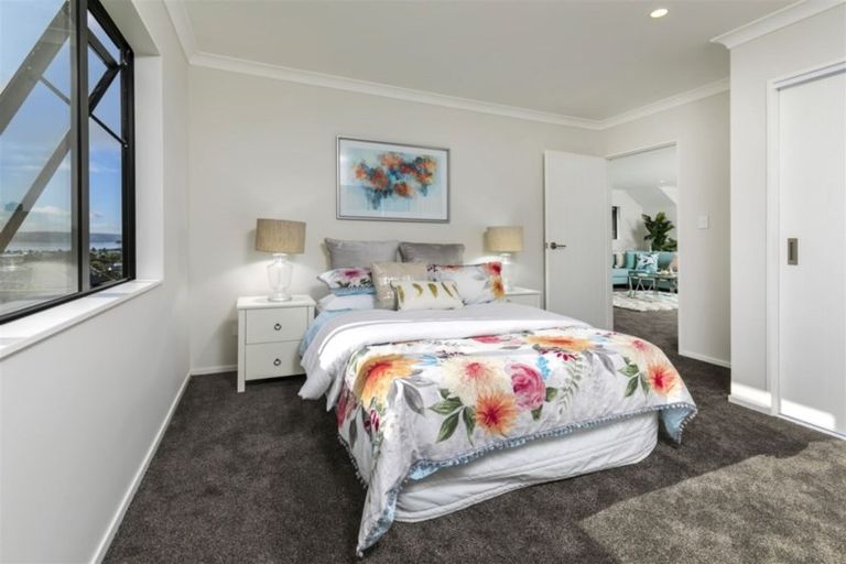 Photo of property in 29 Bernleigh Terrace, West Harbour, Auckland, 0618