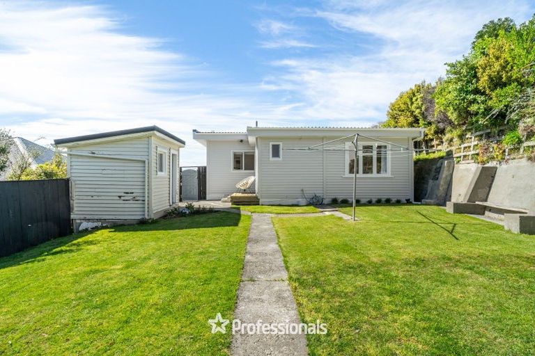 Photo of property in 17 Maungaraki Road, Korokoro, Lower Hutt, 5012