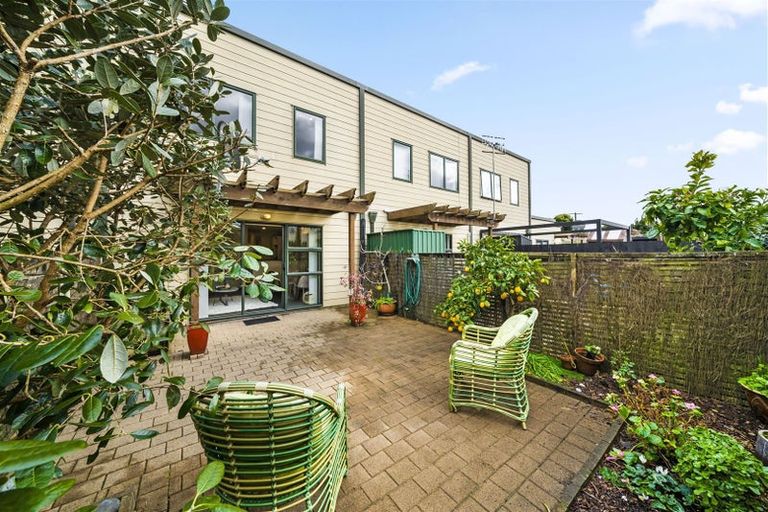 Photo of property in 4/15 Harbour View Road, Te Atatu Peninsula, Auckland, 0610