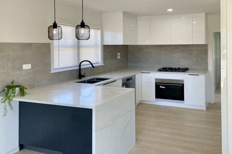 Photo of property in 104 Edmonton Road, Henderson, Auckland, 0612