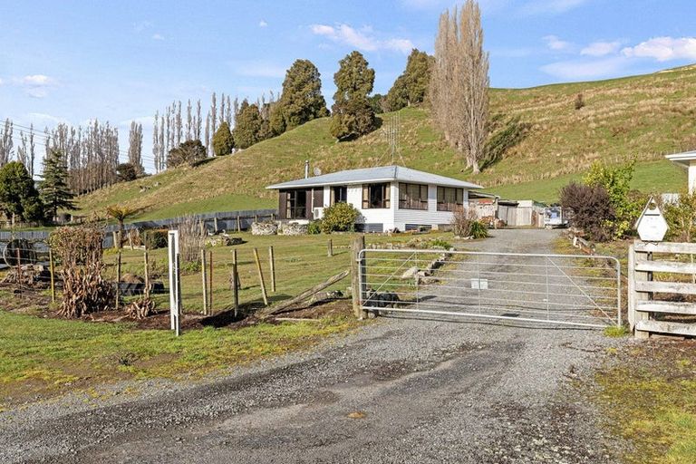 Photo of property in 67 Ongo Road, Hunterville, 4730