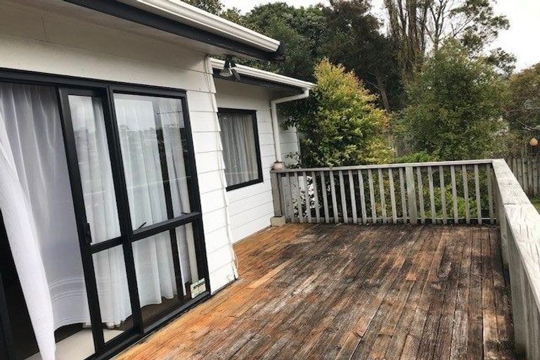 Photo of property in 5 Camilla Grove, Totara Vale, Auckland, 0629