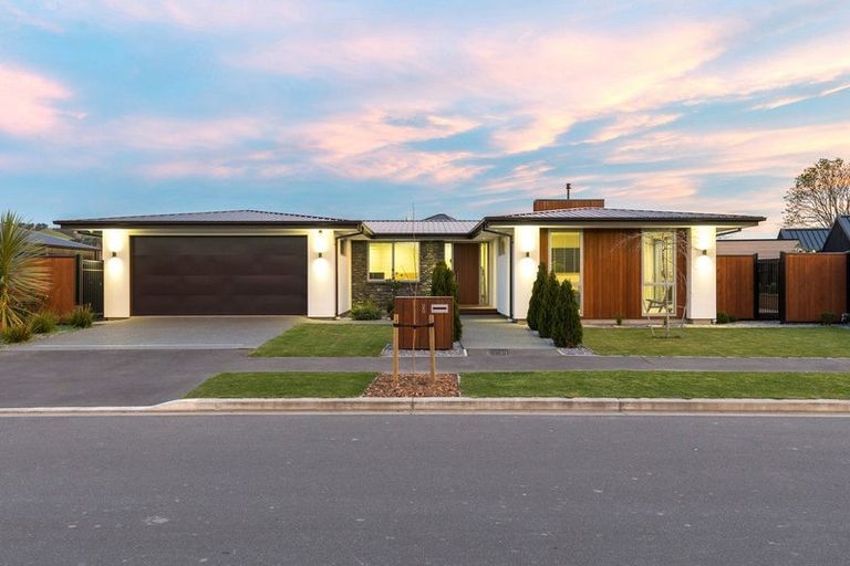 Photo of property in 8 Irvines Track, Halswell, Christchurch, 8025