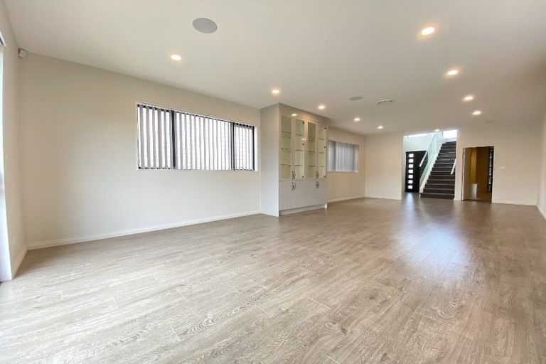 Photo of property in 42 Mcwhirters Farm Lane, Massey, Auckland, 0614