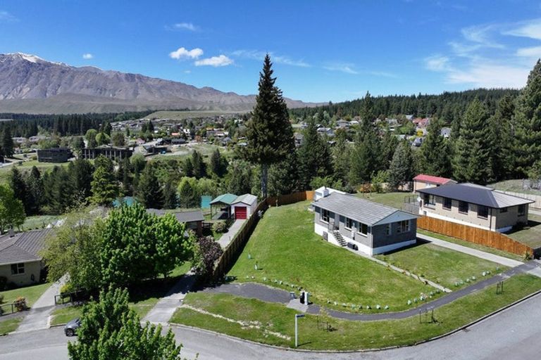 Photo of property in 32 Aorangi Crescent, Lake Tekapo, 7999