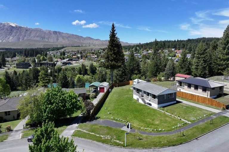 Photo of property in 32 Aorangi Crescent, Lake Tekapo, 7999