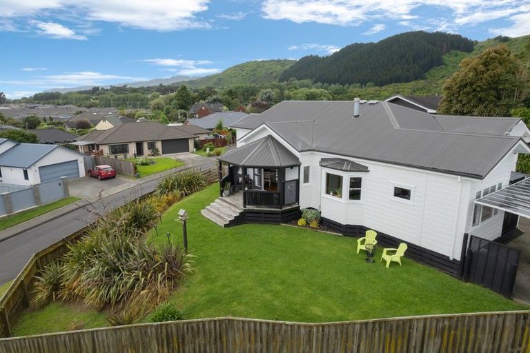 Photo of property in 2 Lambert Way, Paraparaumu, 5032