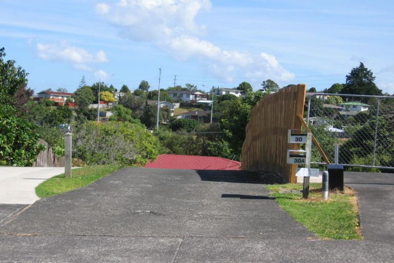 Photo of property in 2/30 Cockayne Crescent, Sunnynook, Auckland, 0620