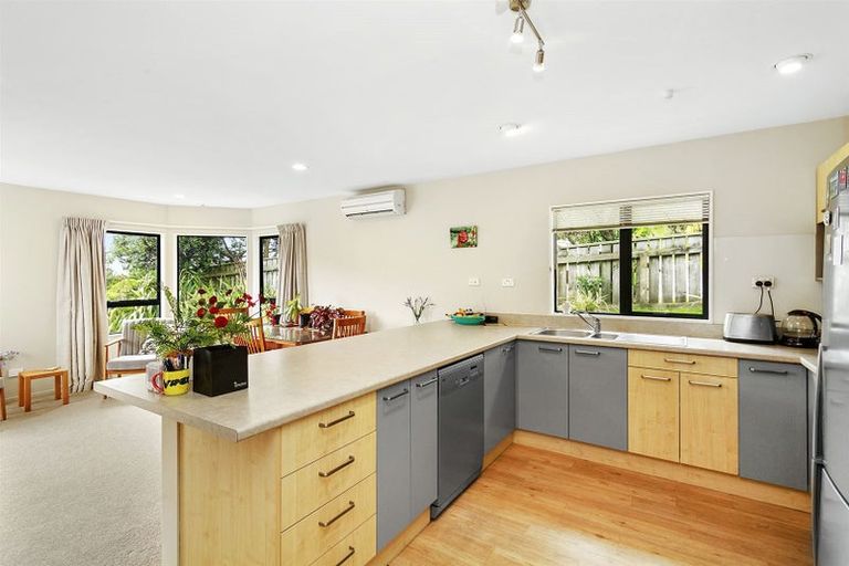 Photo of property in 2 Pikitanga Close, Tawa, Wellington, 5028