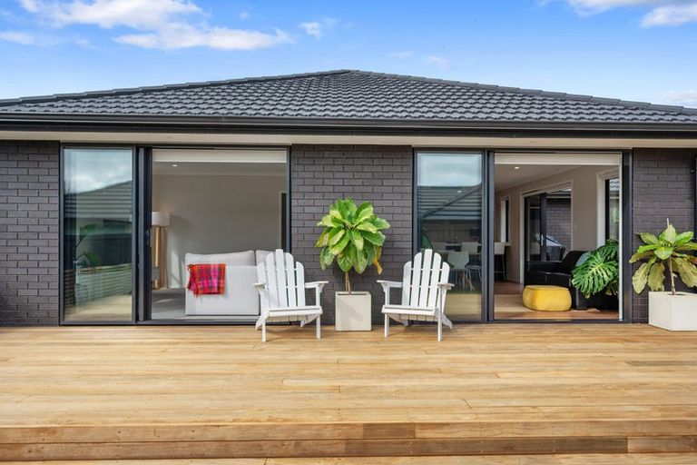 Photo of property in 12 Porokaiwhiri Avenue, Helensville, 0800