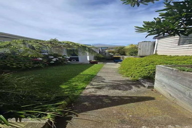 Photo of property in 6 Kekerenga Street, Strathmore Park, Wellington, 6022