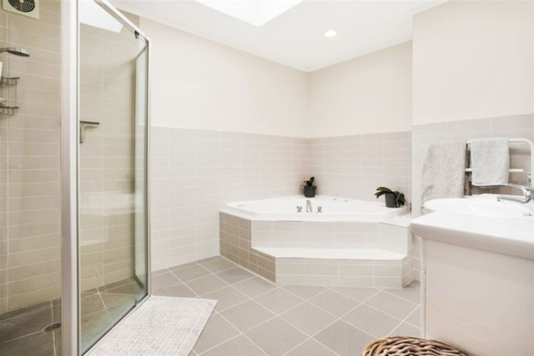 Photo of property in 16 The Close, Greenhithe, Auckland, 0632