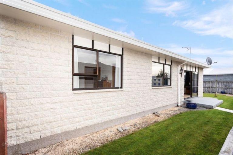 Photo of property in 2/92c Englefield Road, Northwood, Christchurch, 8051