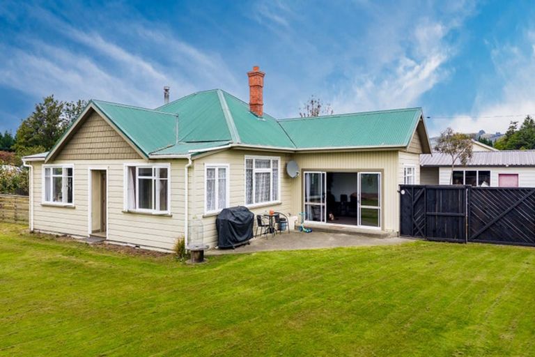 Photo of property in 1 Edward Street, Waimate, 7924