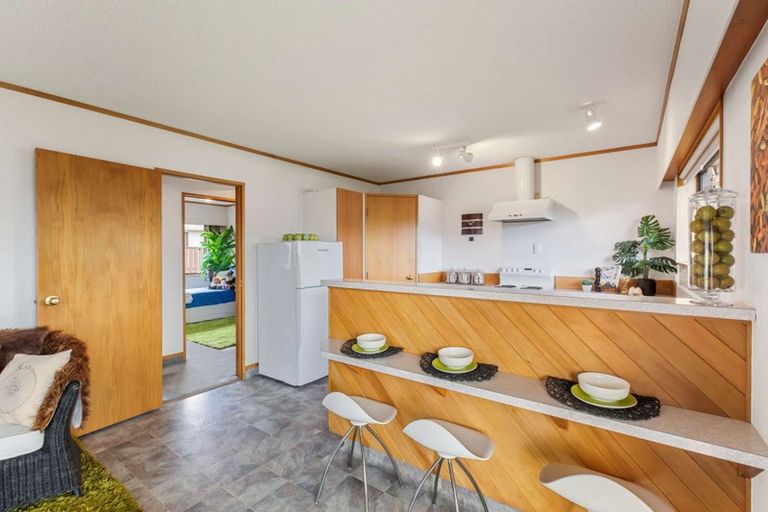 Photo of property in 28 Edgewater Parade, Waiuku, 2123