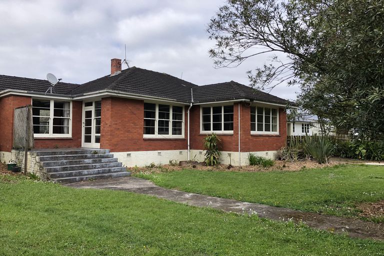 Photo of property in 4/2 Godley Road, Green Bay, Auckland, 0604