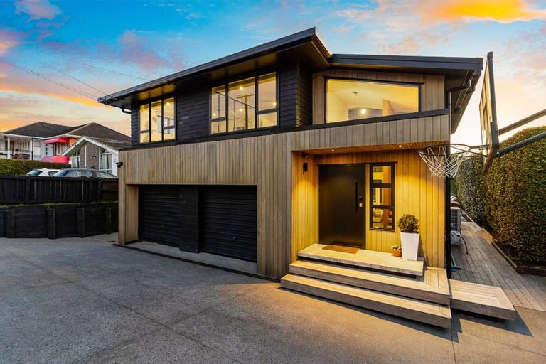 Photo of property in 172 Bleakhouse Road, Mellons Bay, Auckland, 2014