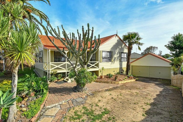 Photo of property in 28 Mcquarrie Avenue, Wattle Downs, Auckland, 2103