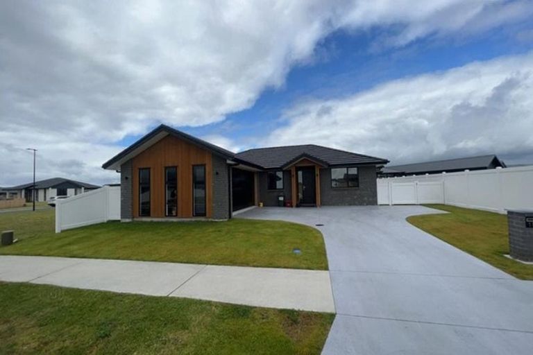 Photo of property in 107 Kaurinui Crescent, One Tree Point, 0118