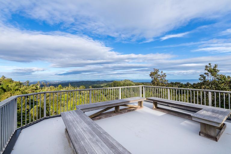 Photo of property in 412 Scenic Drive, Waiatarua, Auckland, 0612