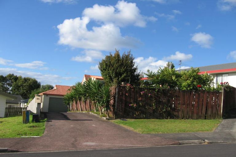 Photo of property in 2/12 Grenadine Place, Unsworth Heights, Auckland, 0632