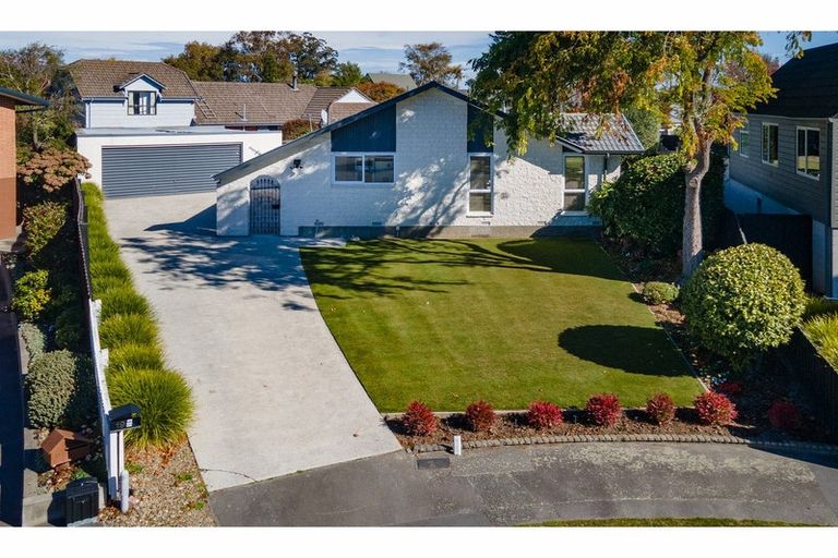 Photo of property in 19 Lombard Place, Avonhead, Christchurch, 8042