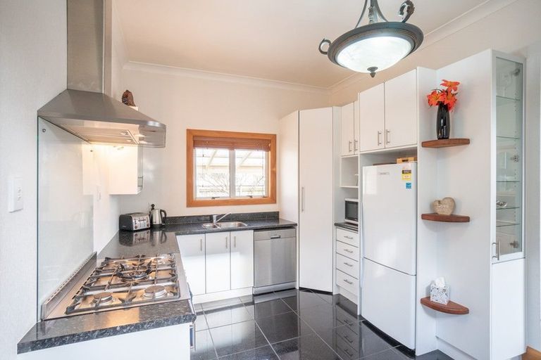 Photo of property in 18 Kingswood Street, Takaro, Palmerston North, 4412