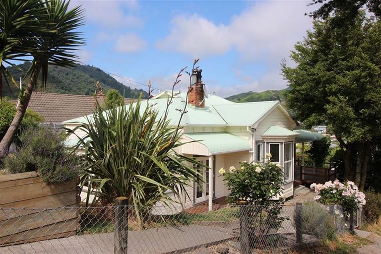 Photo of property in 125 Wellington Street, Picton, 7220