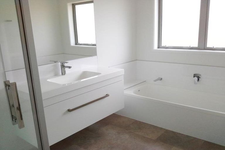 Photo of property in 6 Howe Place, Upper Vogeltown, New Plymouth, 4310