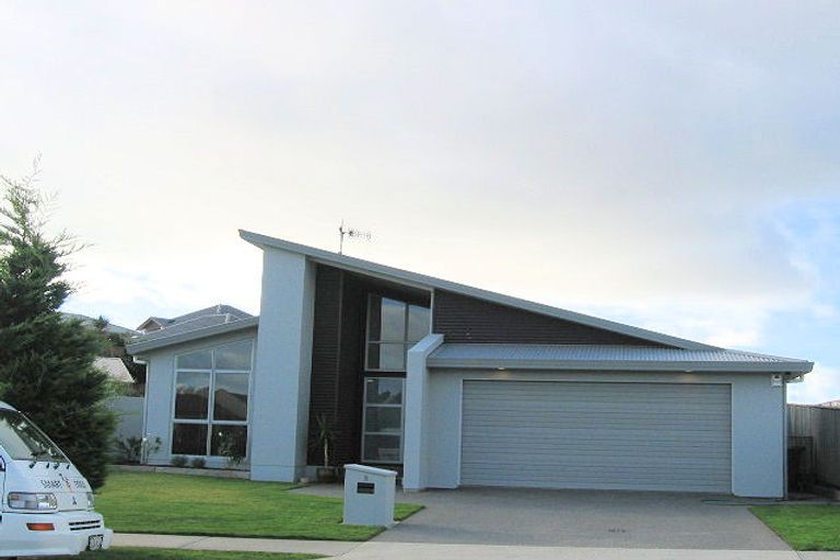 Photo of property in 9 Quadrant Heights, Paraparaumu, 5032