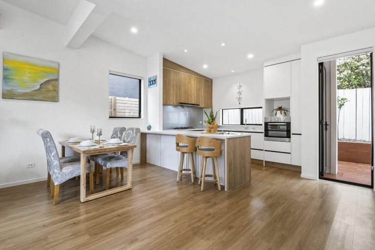 Photo of property in 61a Knights Road, Rothesay Bay, Auckland, 0630