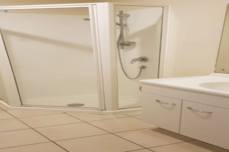 Photo of property in 4/3 Orwell Road, Greenhithe, Auckland, 0632