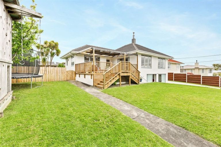 Photo of property in 10 Murray Road, Te Atatu Peninsula, Auckland, 0610