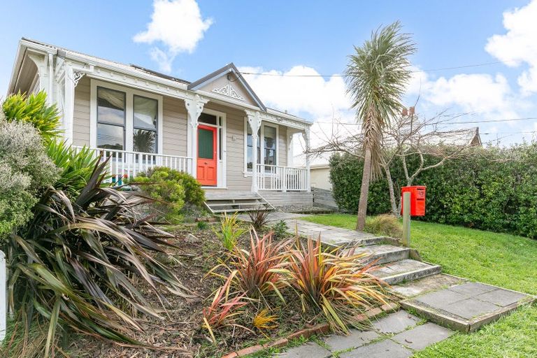 Photo of property in 32 Eden Street, Island Bay, Wellington, 6023