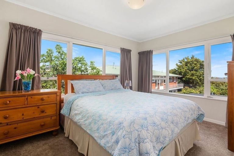 Photo of property in 2/83a Pupuke Road, Northcote, Auckland, 0627