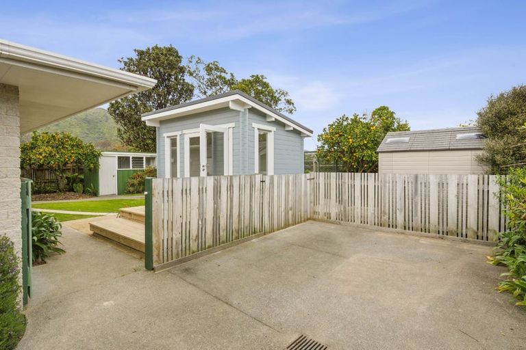 Photo of property in 18a Rewarewa Crescent, Waikanae, 5036