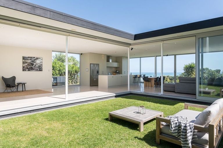 Photo of property in 70 Domain Crescent, Muriwai, Waimauku, 0881