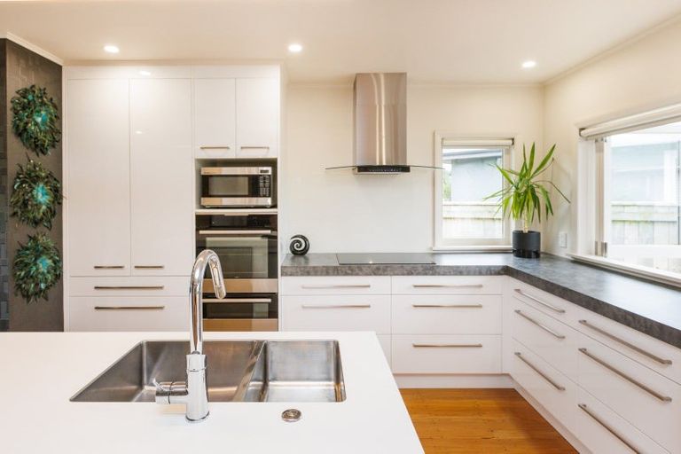 Photo of property in 2 Swansea Street, Hokowhitu, Palmerston North, 4410